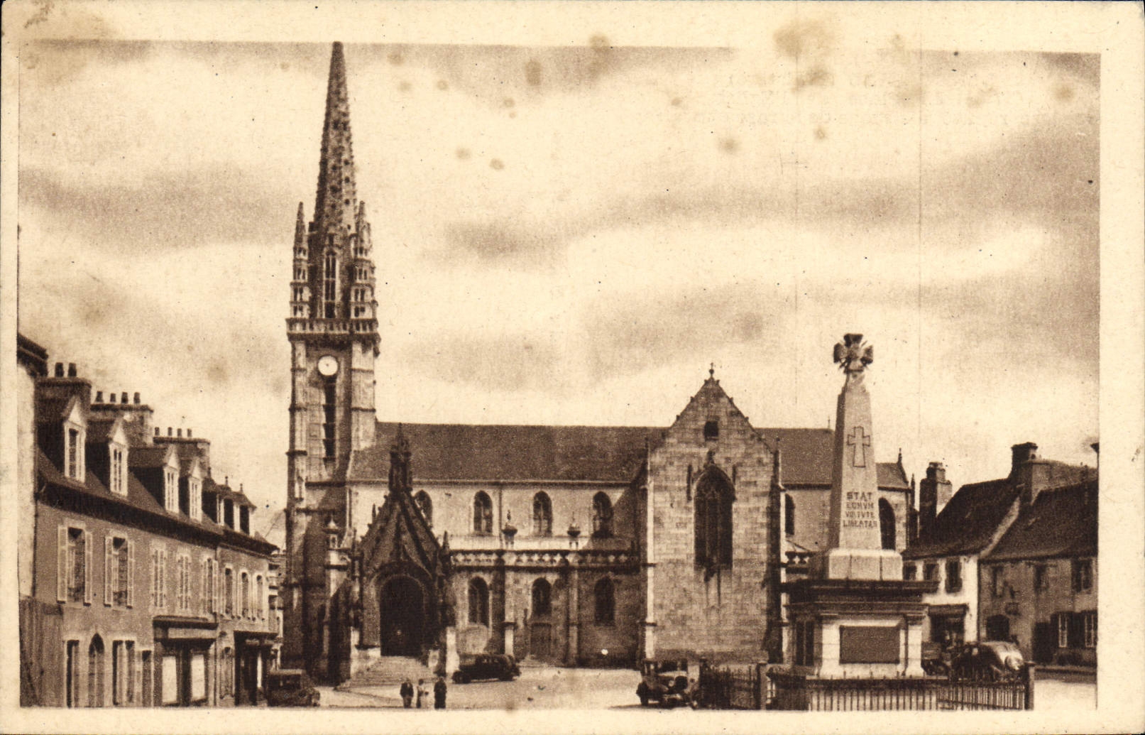 CPA Landivisiau La Place de L'Eglise Centre repute d'elevage de la race chevallne