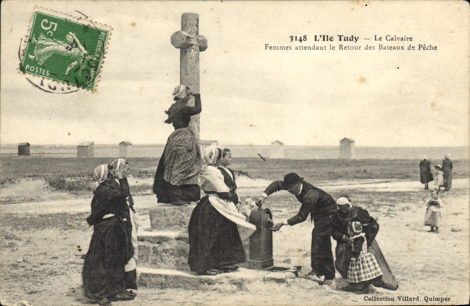 CPA L'Ile Tudy Le Calvaire Femmes attendant le Retour des Bateaux de Peche Fokklore