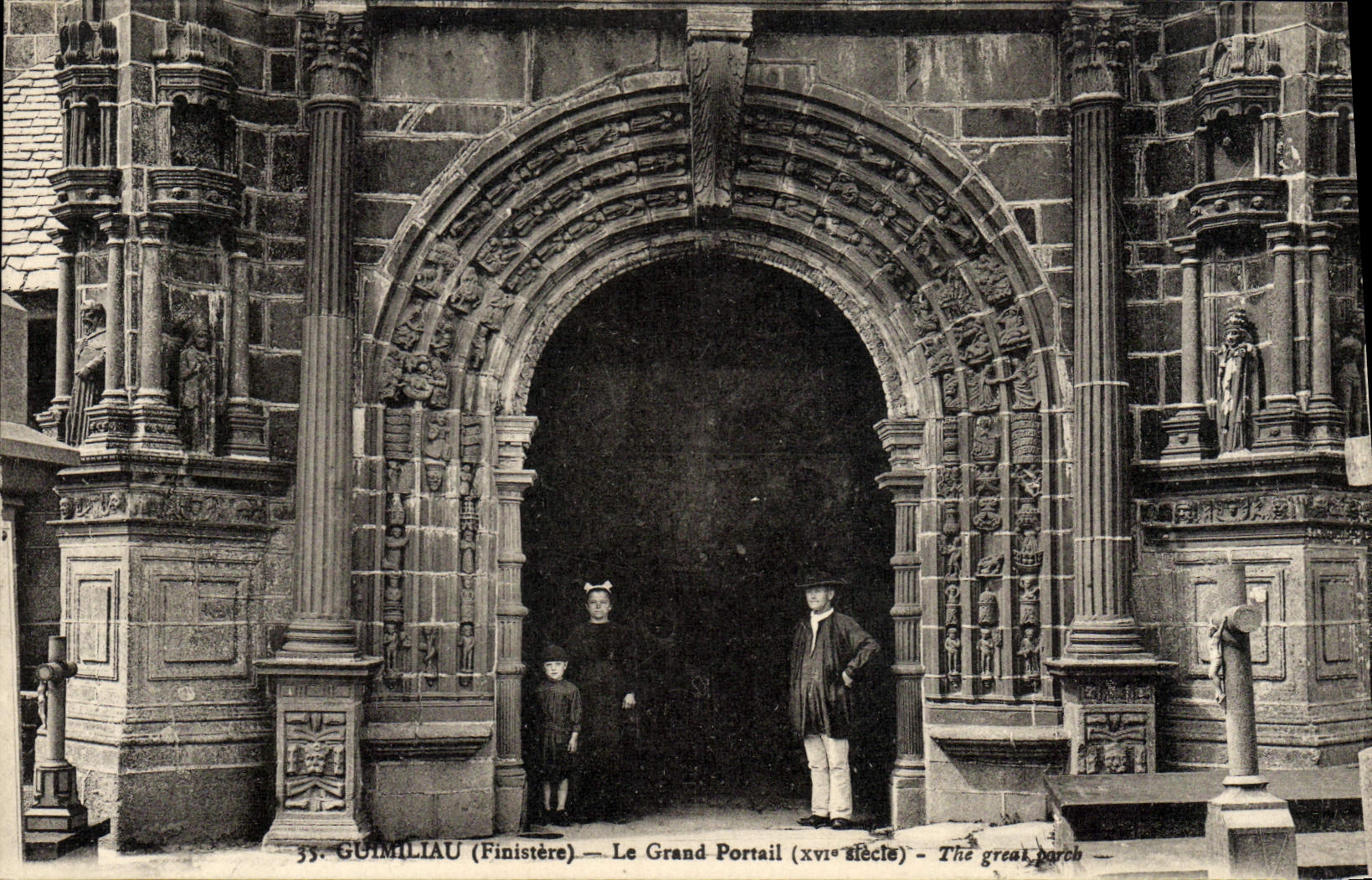 Guimiliau (Finistère) — Le Grand Portail (xvi° siècle) — The great porch