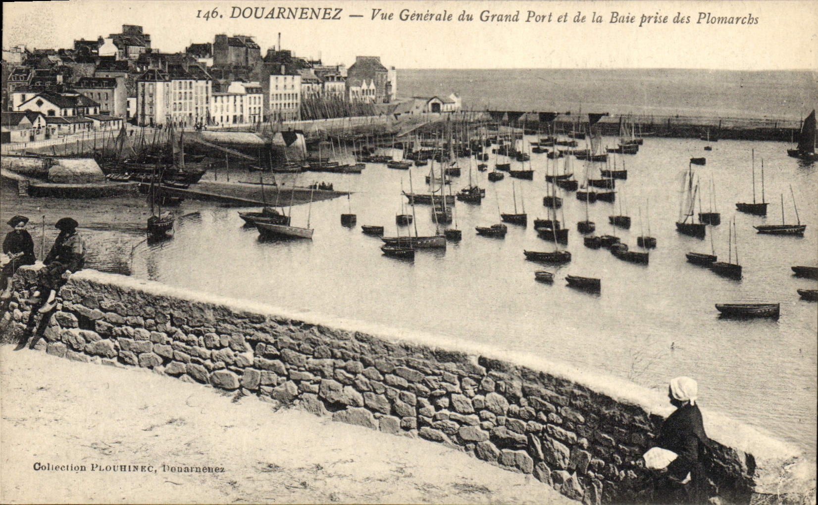 CPA Douarnenez Vue Generale du Grand Port et de la Baie Prise des Plomarchs Bateaux