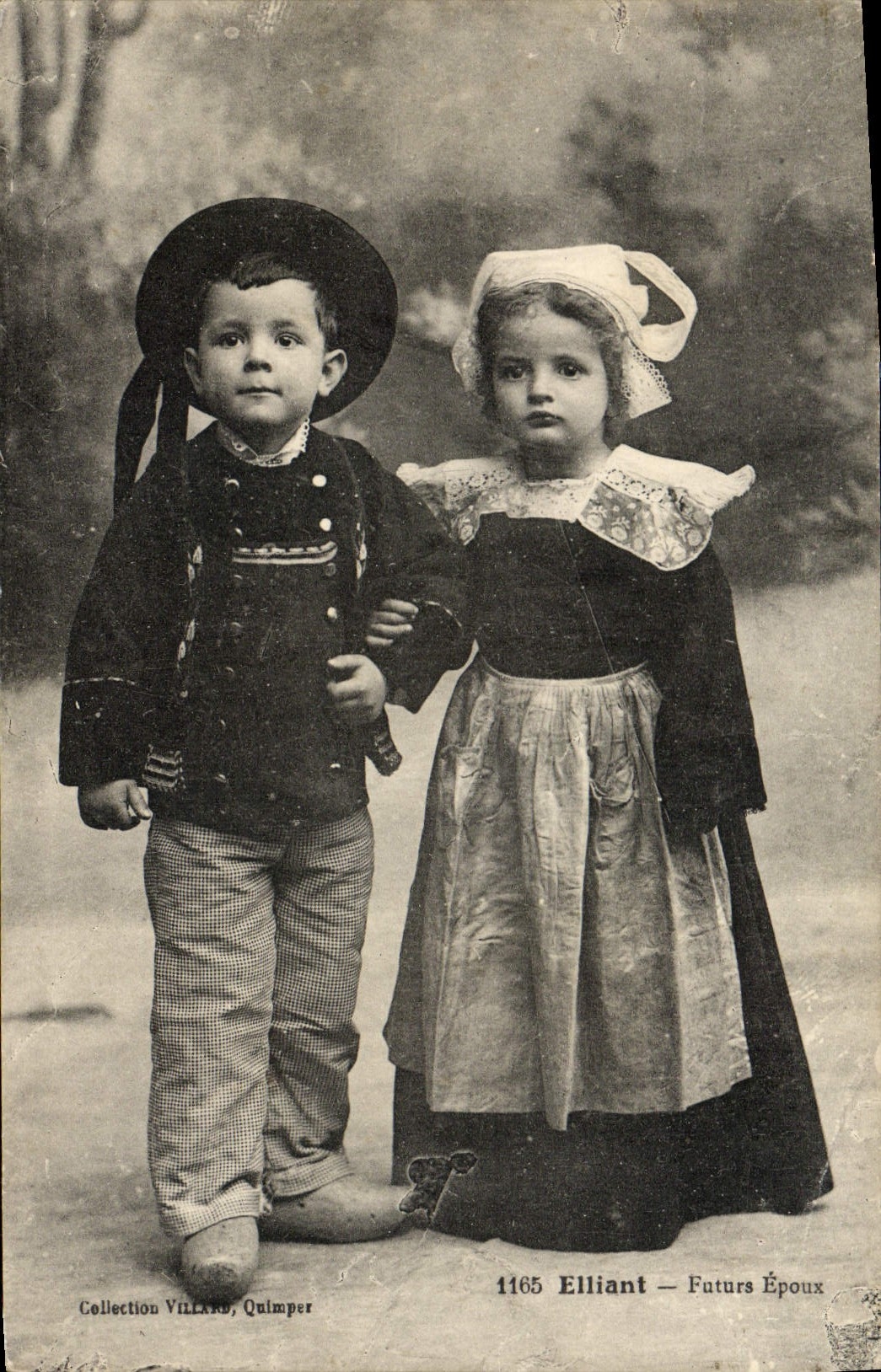 CPA Elliant Futurs Epoux Enfants Folklore 