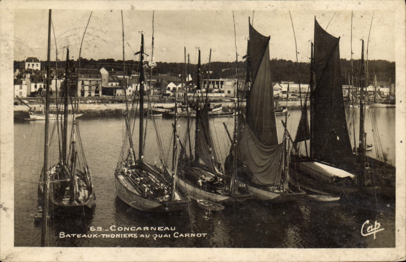 CPA Concarneau Bateaux Thoniers au Quai Carnot Bateaux