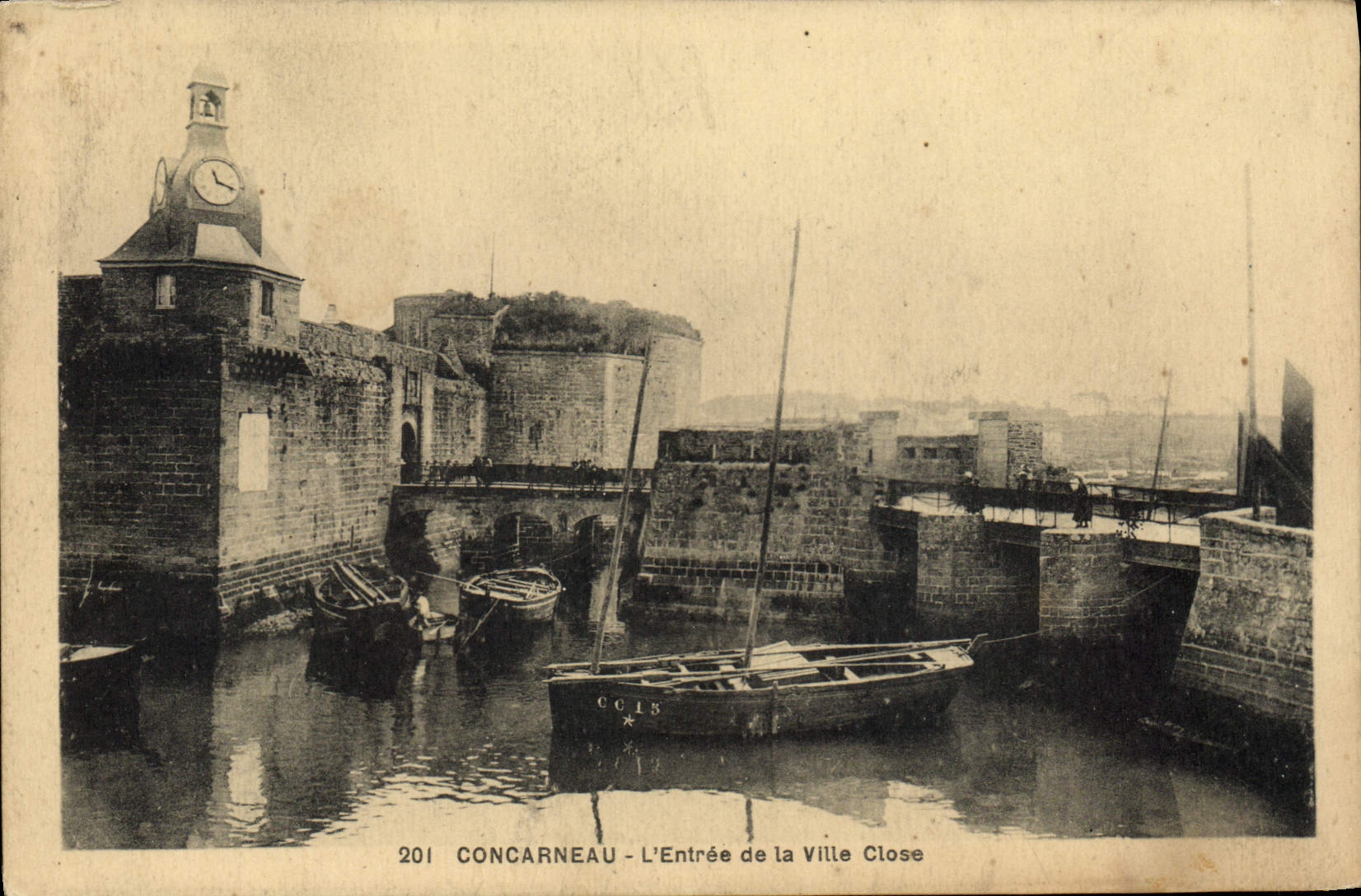 CPA Concarneau L'Entree de la ville Close Baéteau