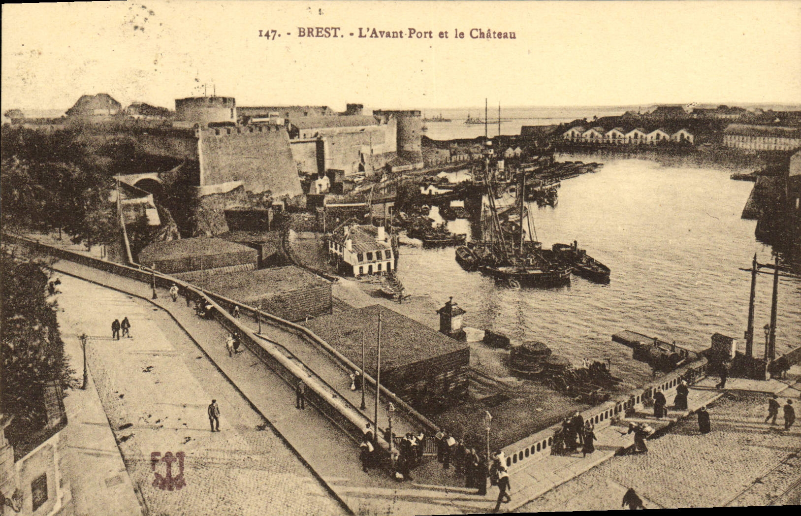 CPA Brest L'Avant Port et le Chateau Bateaux