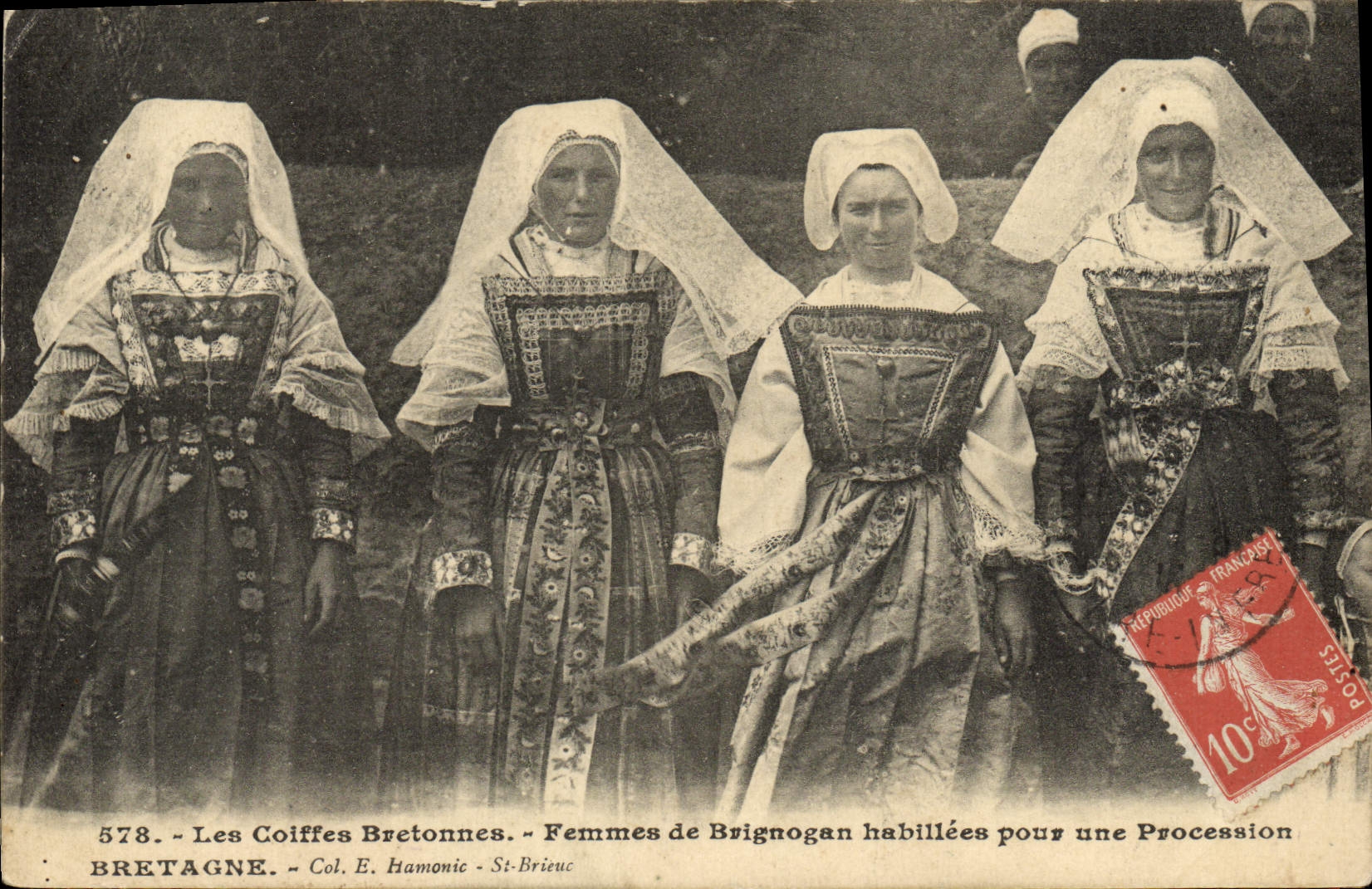 CPA Bretange Les coiffes Bretonnes Femmes de Brignogan habillees pour une Procession foklore 