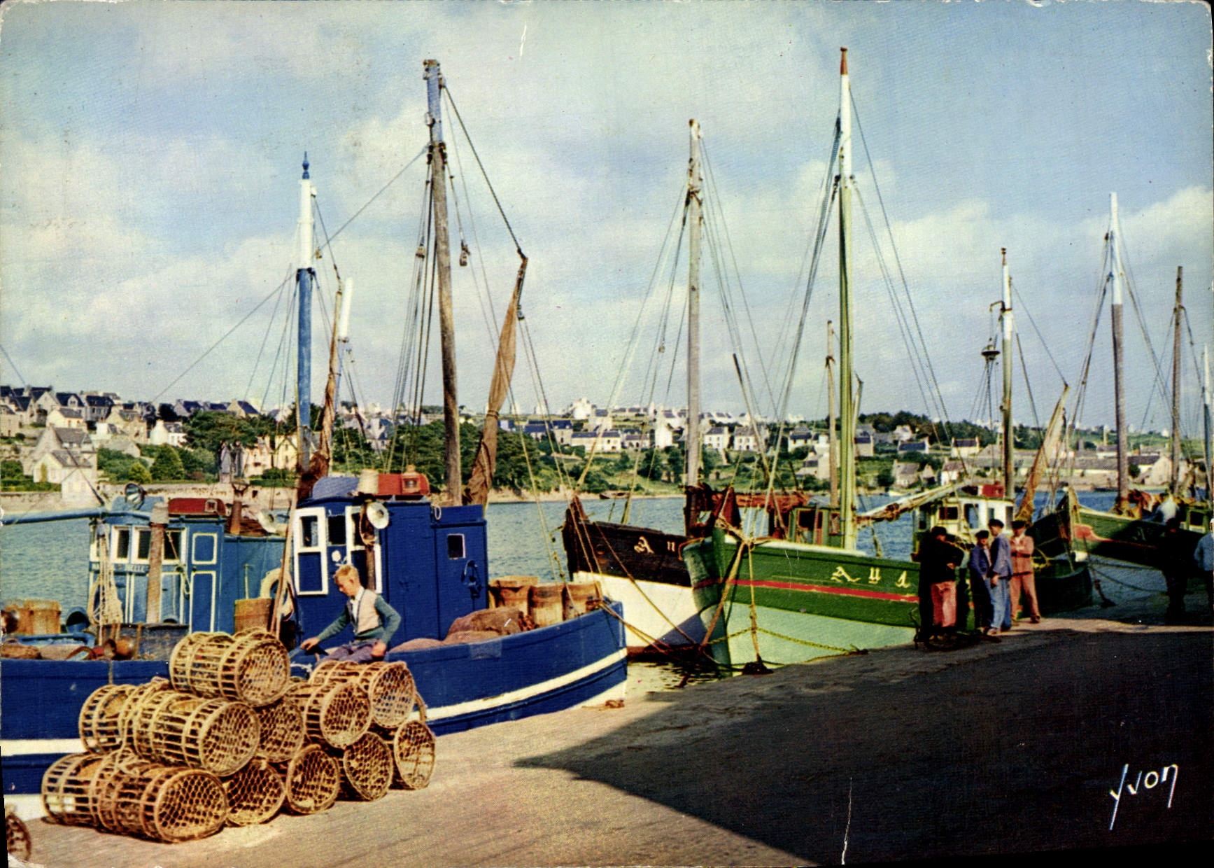 CPM Couleurs Et Lumiere De France ce La Bretagne Audierne Le Port Des Langoustiers Bateaux