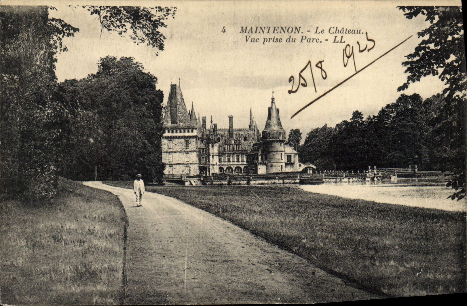 Maintenon - Le Château — Vue prise du Parc — LL n°4