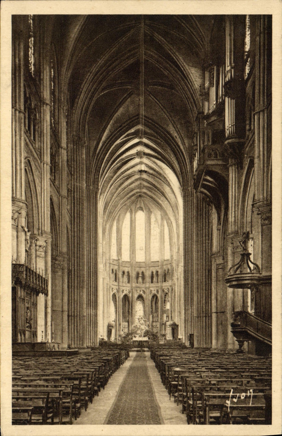 Chartres (Eure-et-Loir) — Innenansicht der Kathedrale. Die Kirchenschiff und der Chor — Les Éditions d'Art 'AVON', Paris