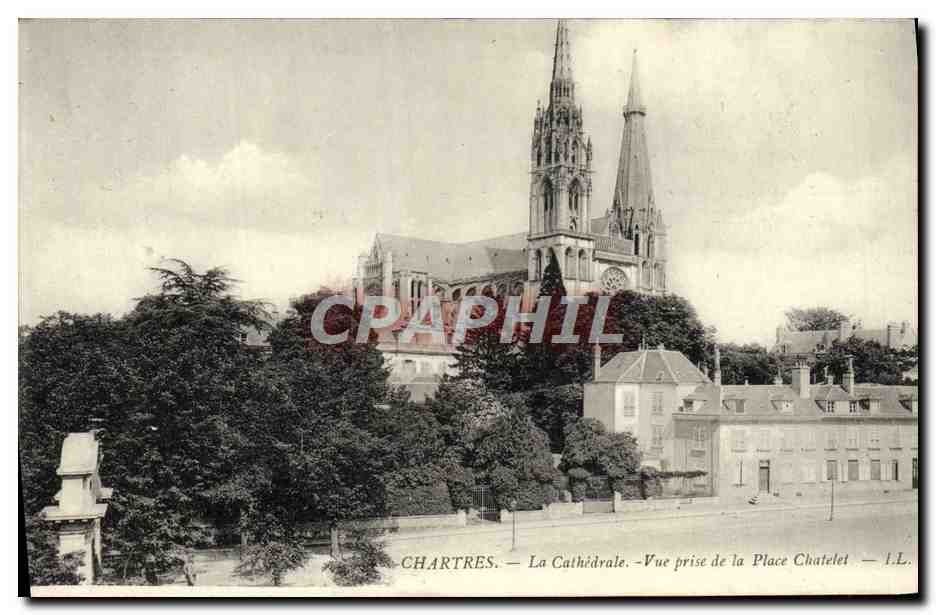 CPA Chartres La Cathedrale Vue Prise De La Place Chatelet