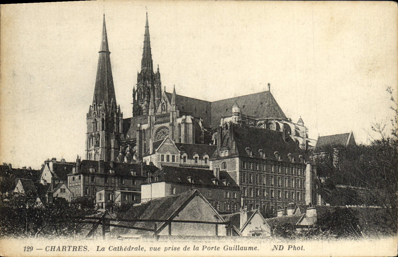 Chartres — La Cathédrale, vue prise de la Porte Guillaume — ND Phot. n°129
