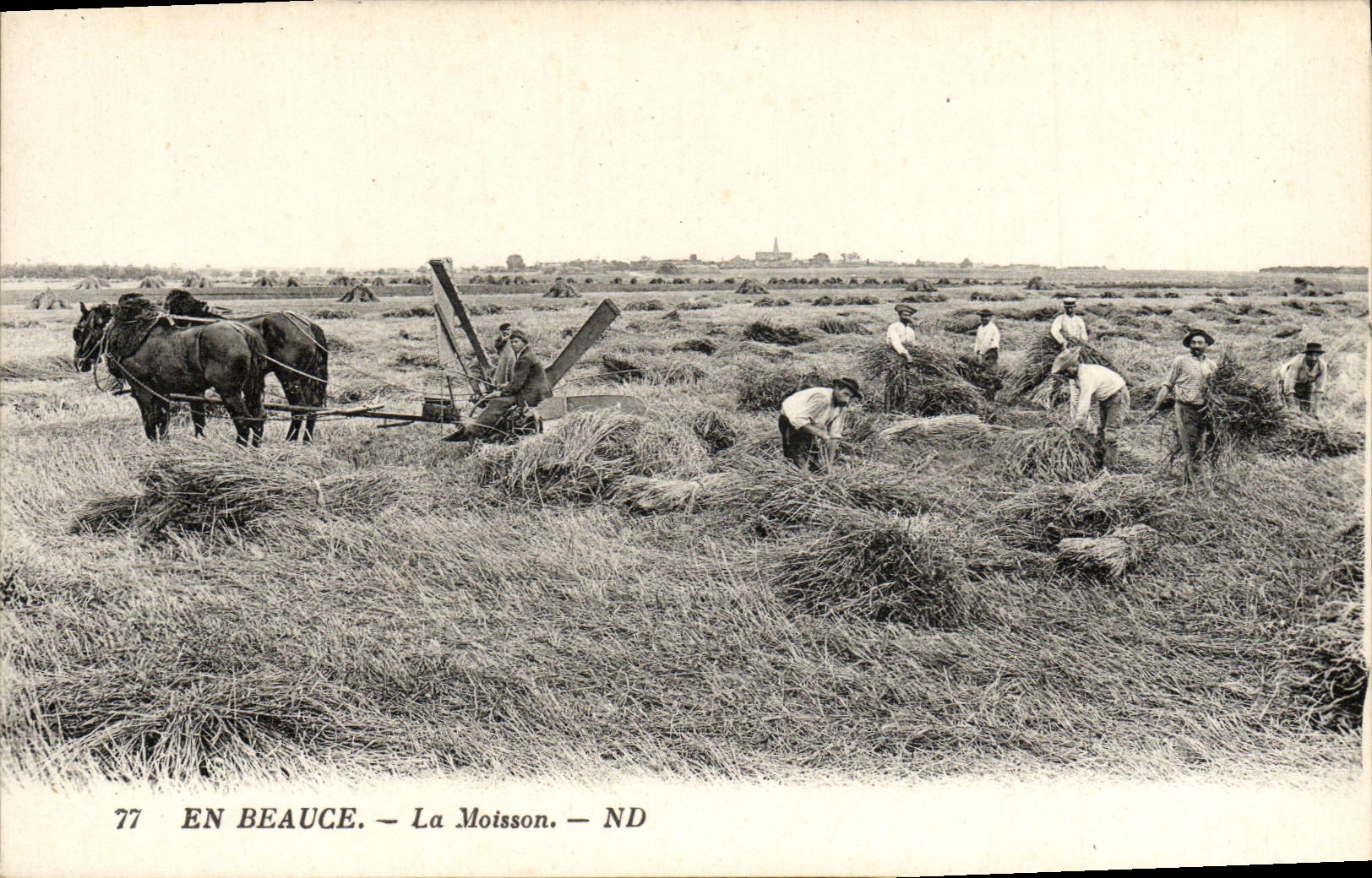 CPA En Beauce La Moisson Machine agricole Cheval TOP
