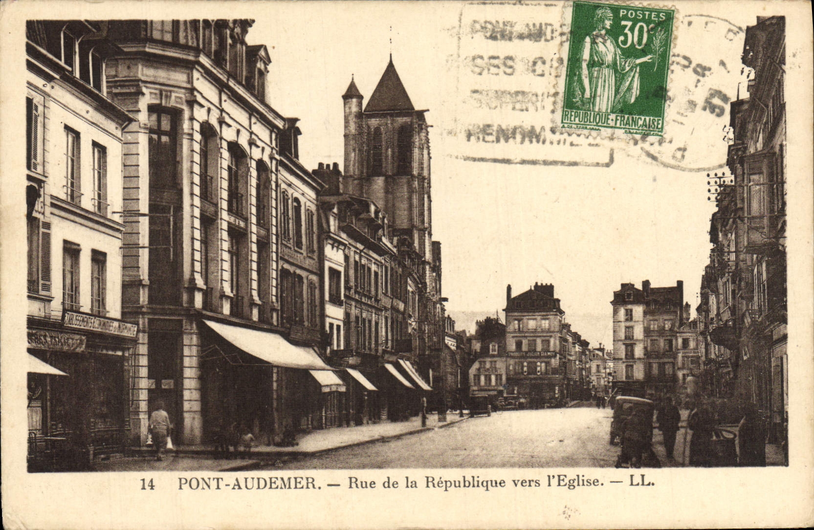 PONT-AUDEMER — Rue de la République vers l'Église — LL.