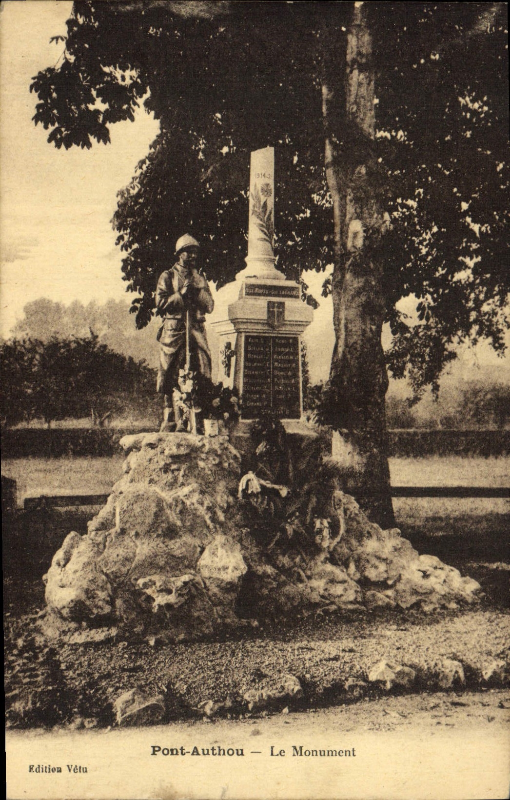 CPA Pont Audemer Le Monument aux morts Militaria