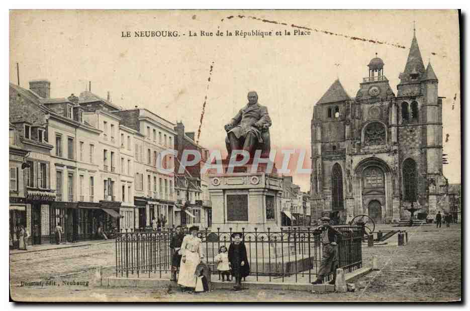 CPA Le Neubourg La Rue De La Republique Et La Place