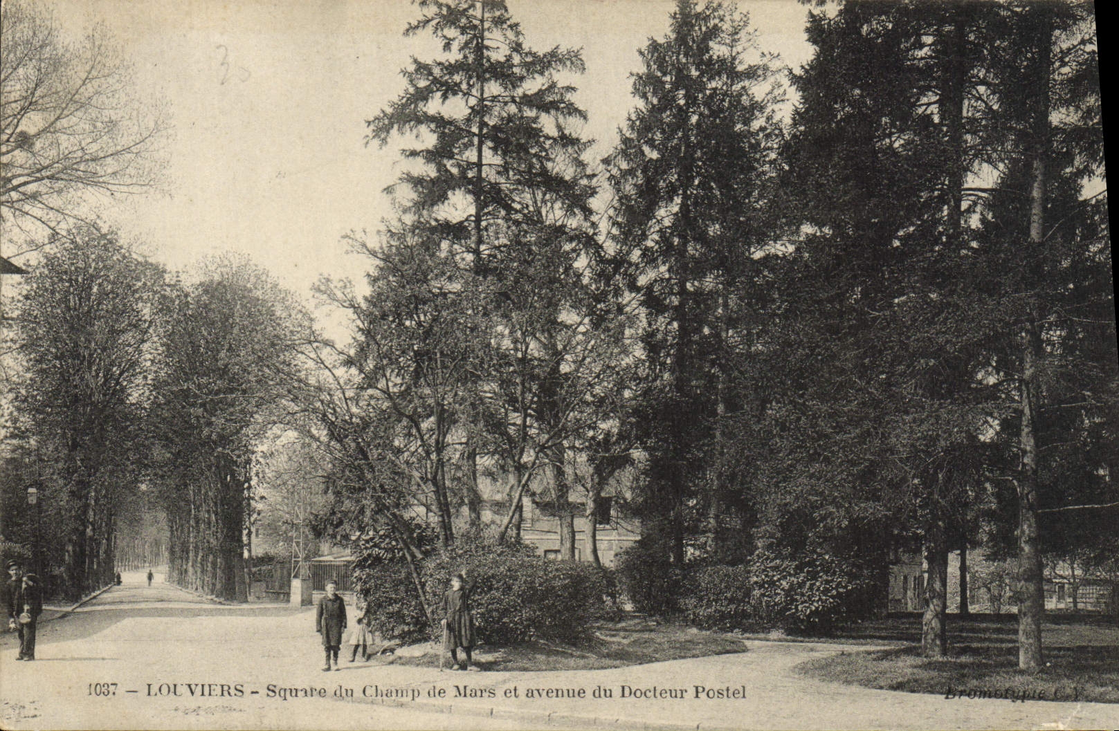 LOUVIERS - Square du Champ de Mars et avenue du Docteur Postel — Bromotype C.V.
