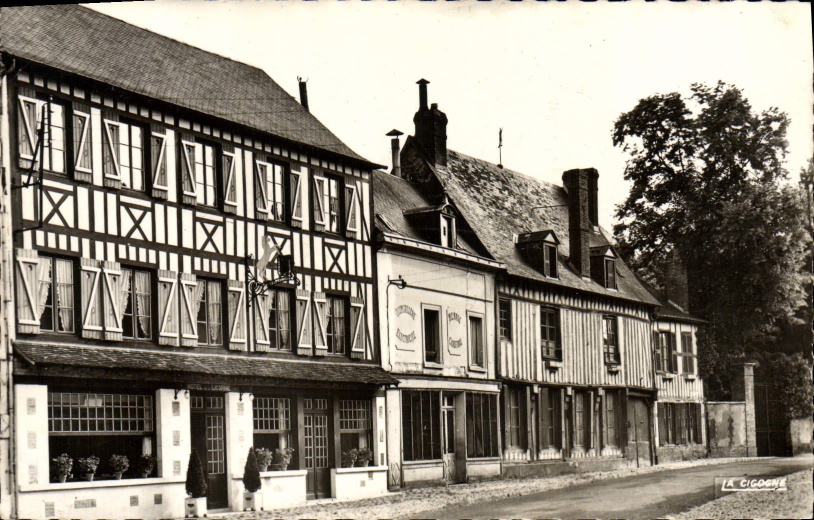 CPM Lyons La Foret Vieille Maison Hotel la Licorne