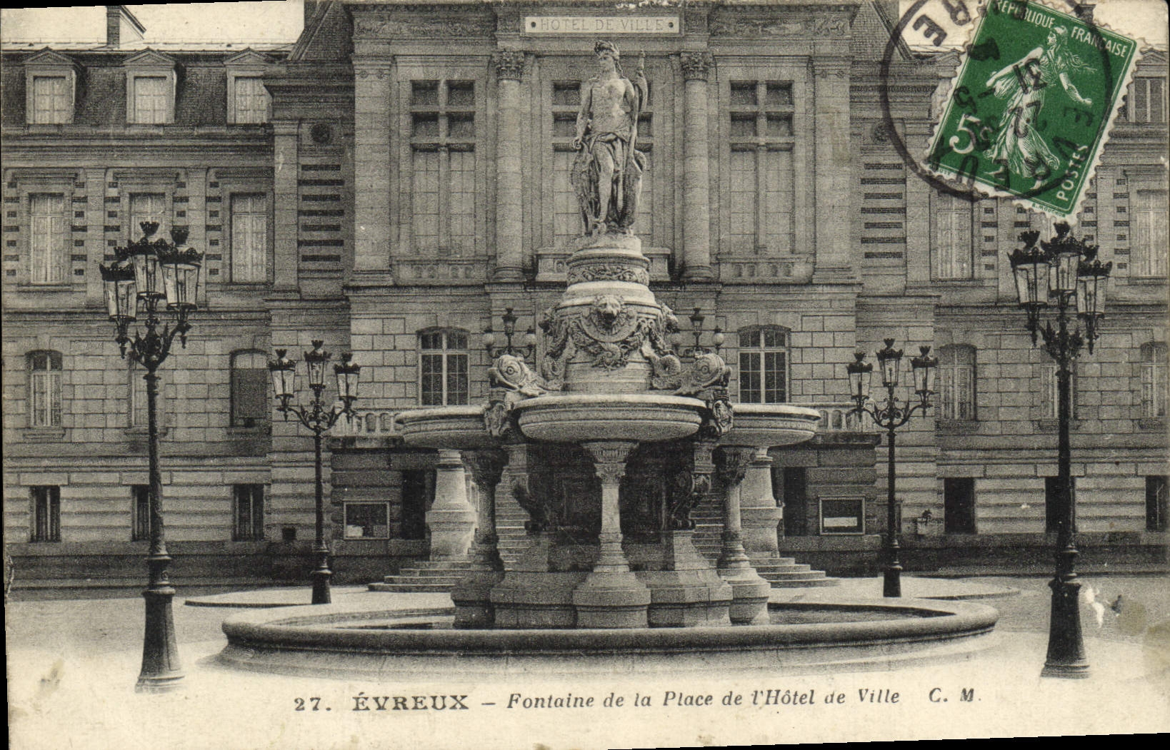 Évreux — Fontaine de la Place de l'Hôtel de Ville — C. M.