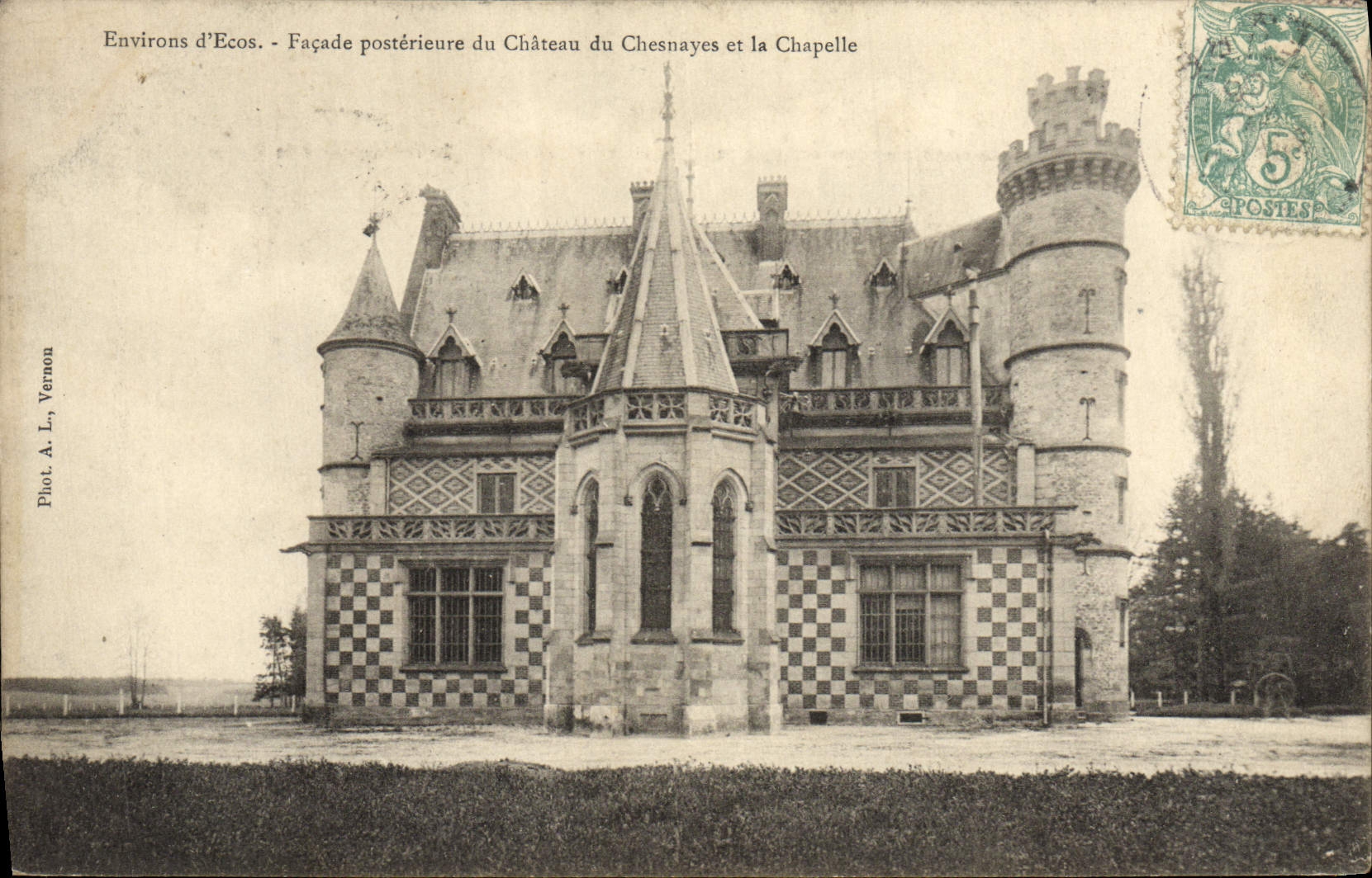 Environs d'Écos - Façade postérieure du Château du Chesnayes et la Chapelle - Phot. A. L. Vernon