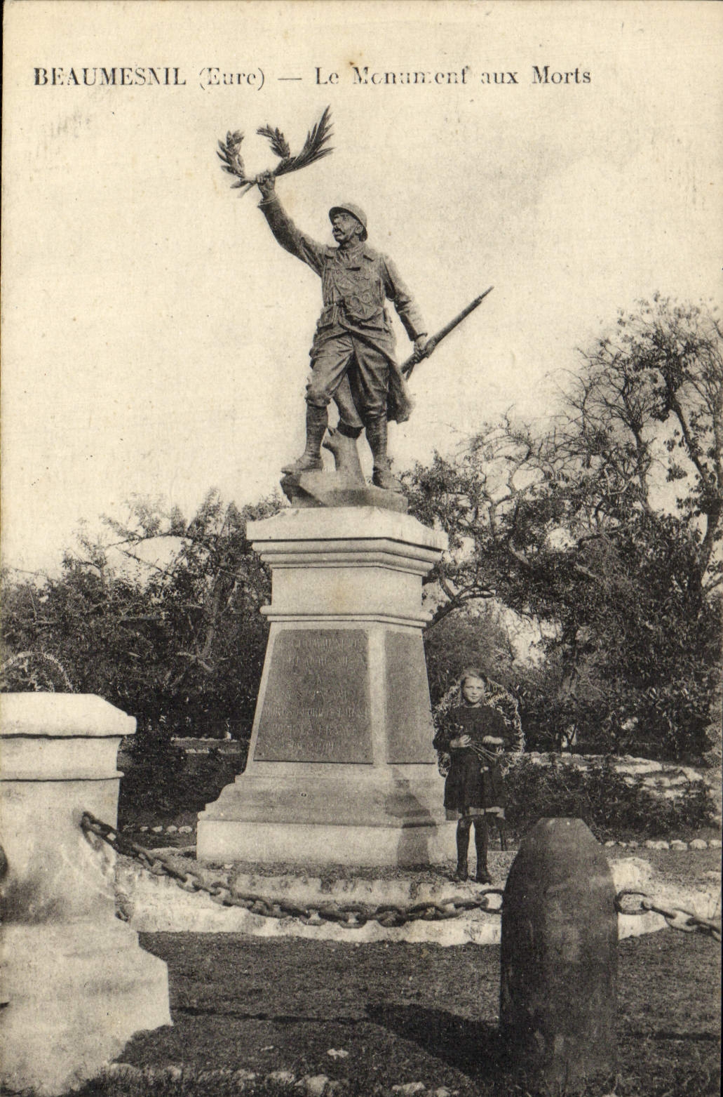 CPA Beaumesnil Le Monument aux Morts Militaria Enfant