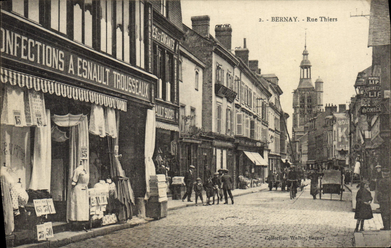 Bernay - Rue Thiers — vue de la rue avec boutique de confections — Collection Walter, Bernay