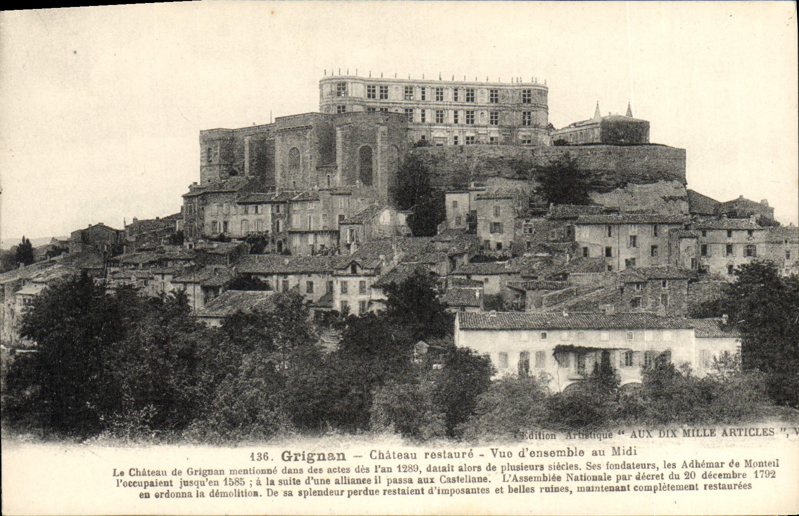 CPA Grignan Chateau restauro Vue d'ensemble au Midi