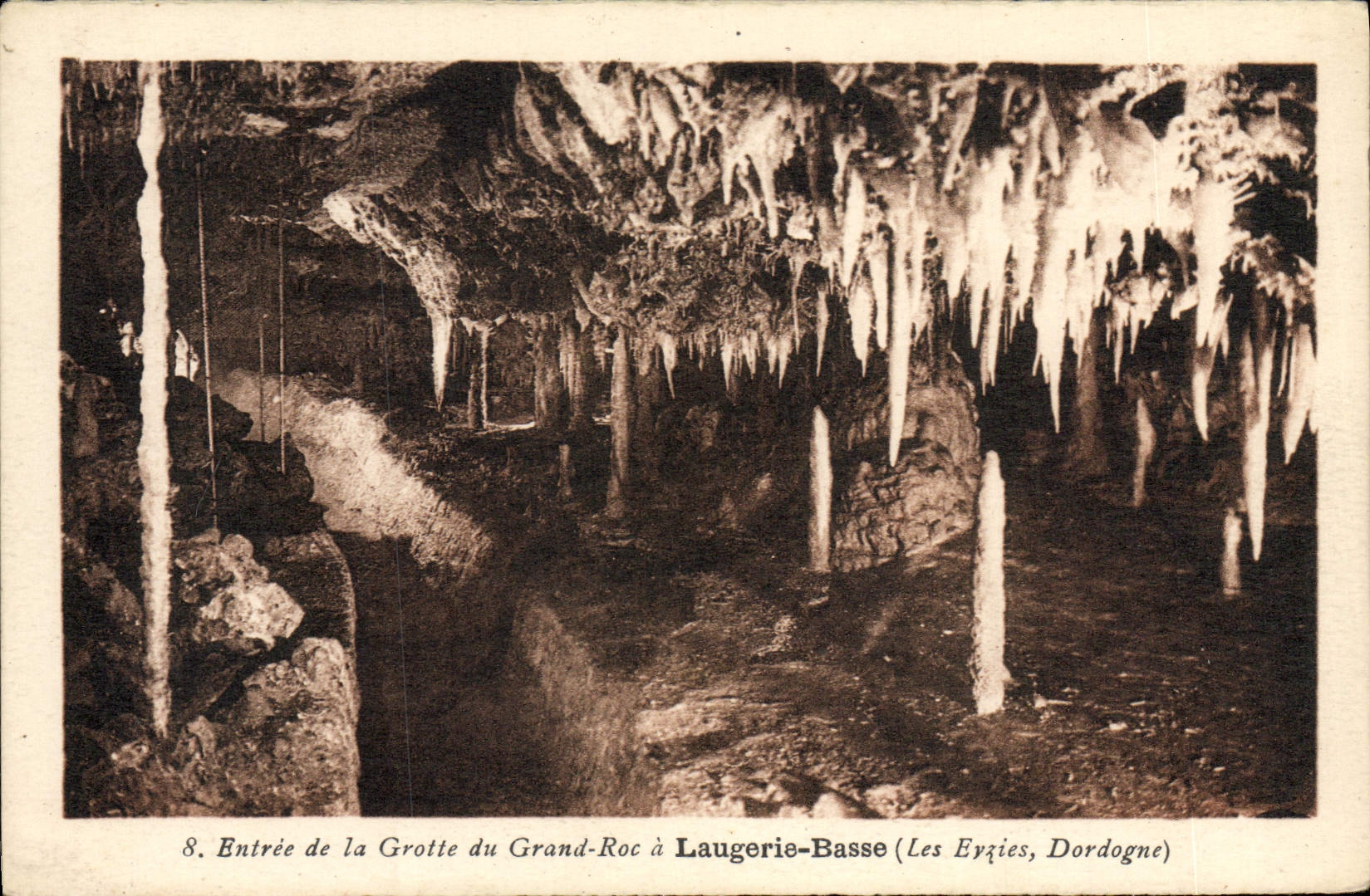 Entrée de la Grotte du Grand-Roc à Laugerie-Basse (Les Eyzies, Dordogne) — n°8 — Phototypie-Ellia François, Limoges