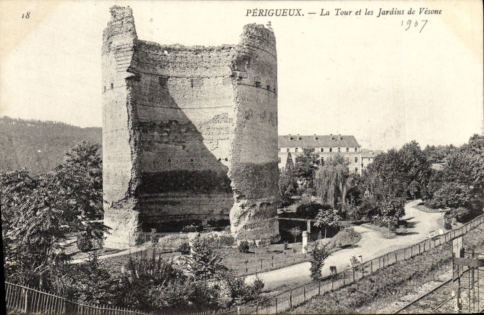 CPA Perigueux La Tour et les Jardins de Vesone