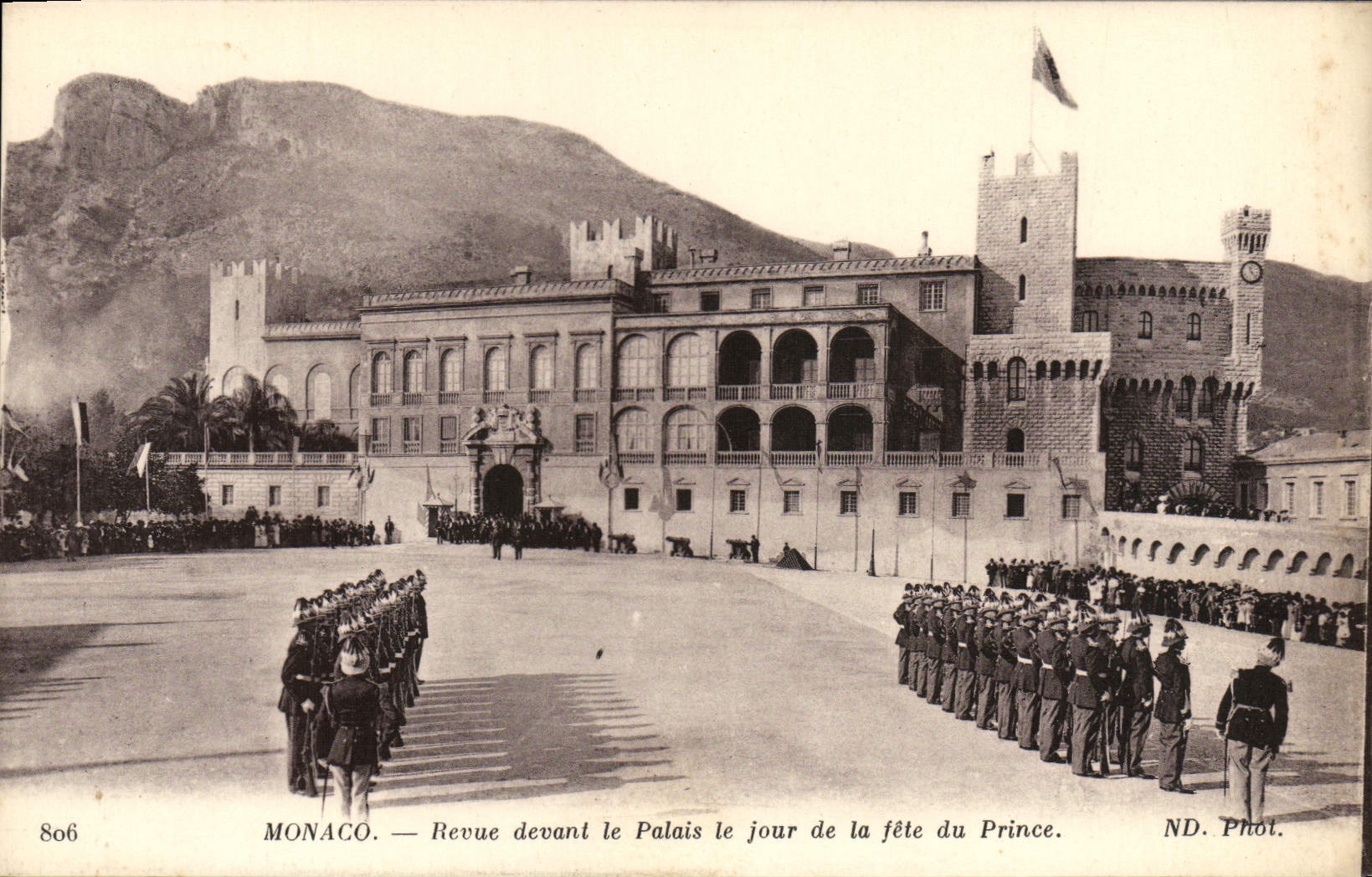 Monaco — Revue devant le Palais le jour de la fête du Prince — ND. Phot.
