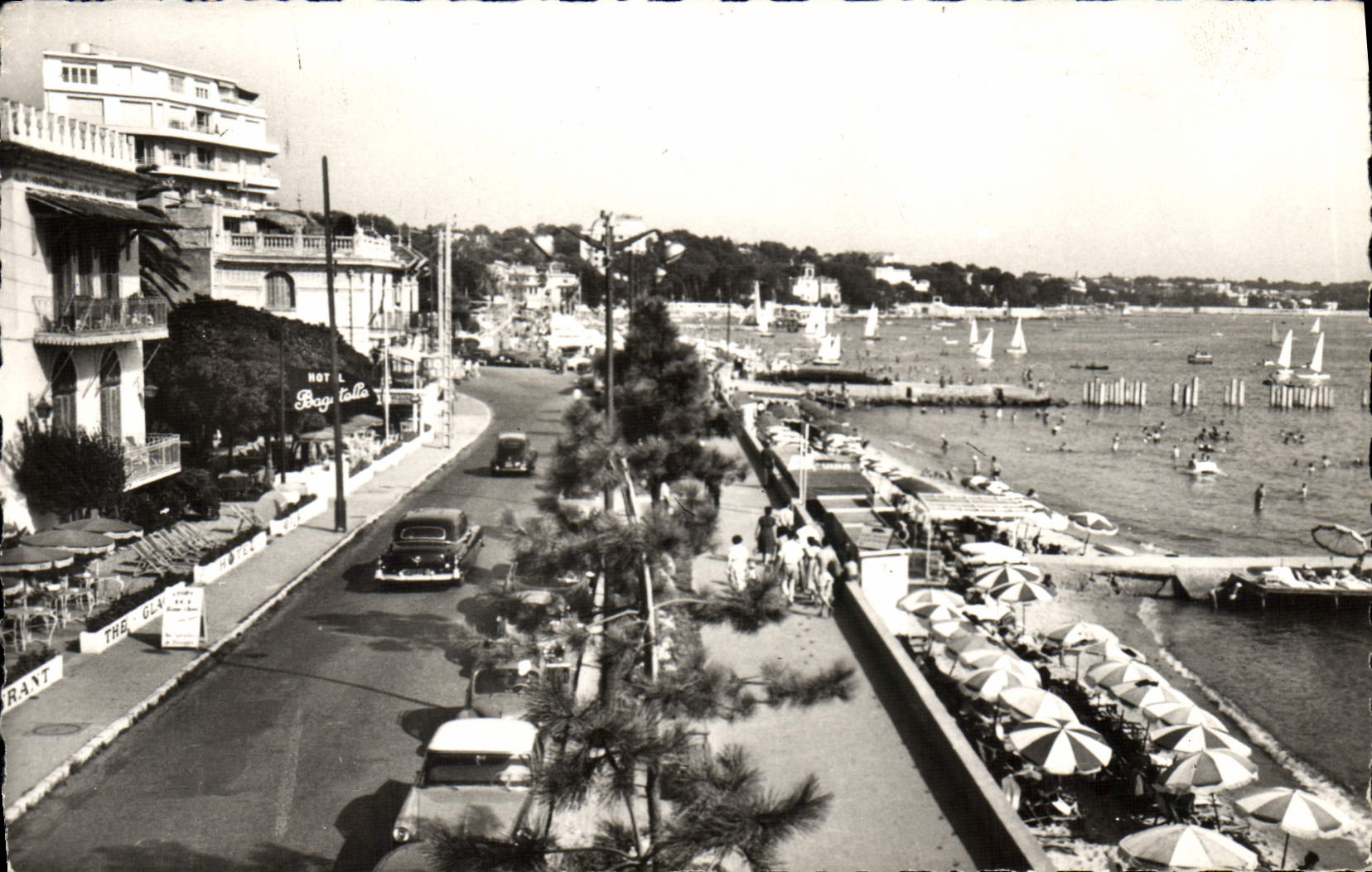 CPM Juan les Pins Promenade du soleil