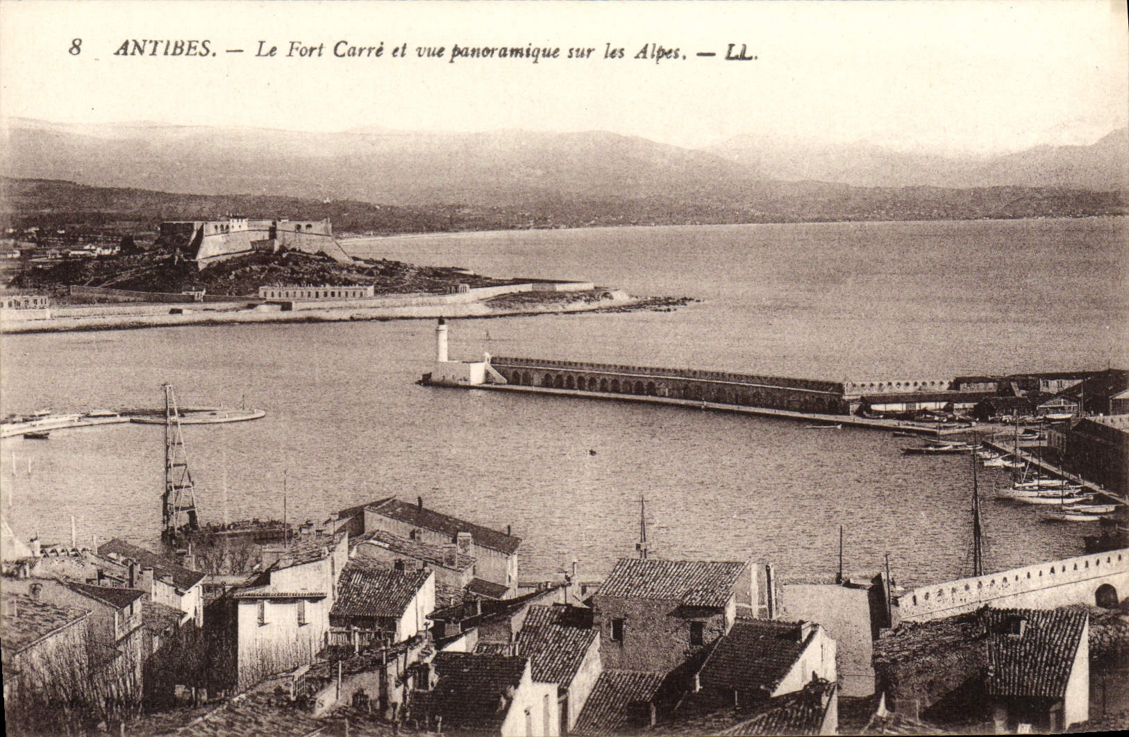 CPA Antibes Le Fort Carre et vue panoramique sur les Alpes