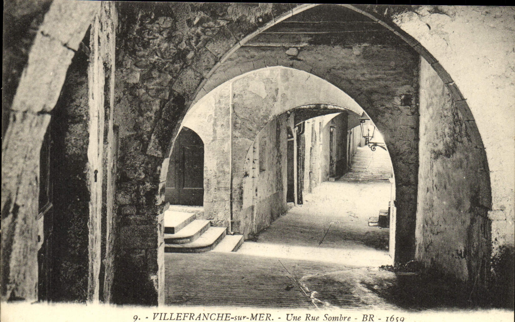 Villefranche-sur-Mer — Une Rue Sombre — BR - 1659