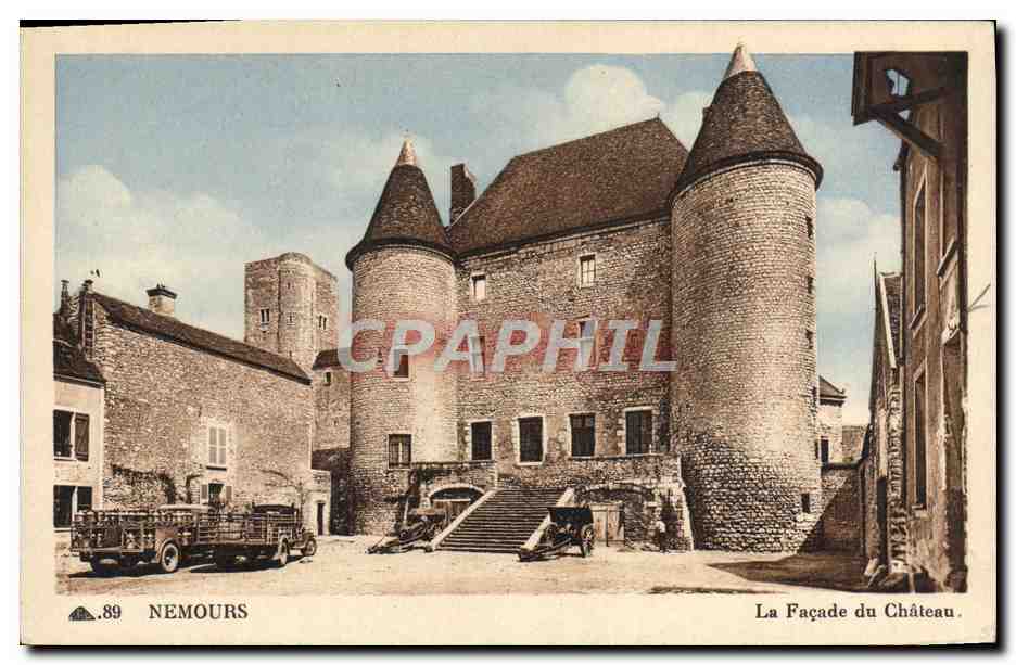 CPA Nemours La Facade du Chateau Canons Camion Militaria 