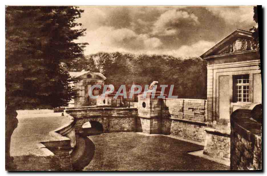 CPA Chateau De Sceaux Musee de L'ile de france La grille du parc et les groupes d'animaux 