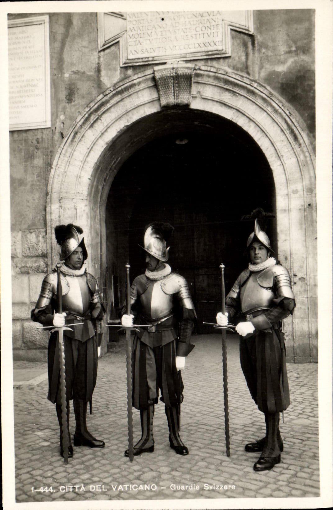 CPA Roma Citta Del Vaticano Guardie Swizzere Militaria 