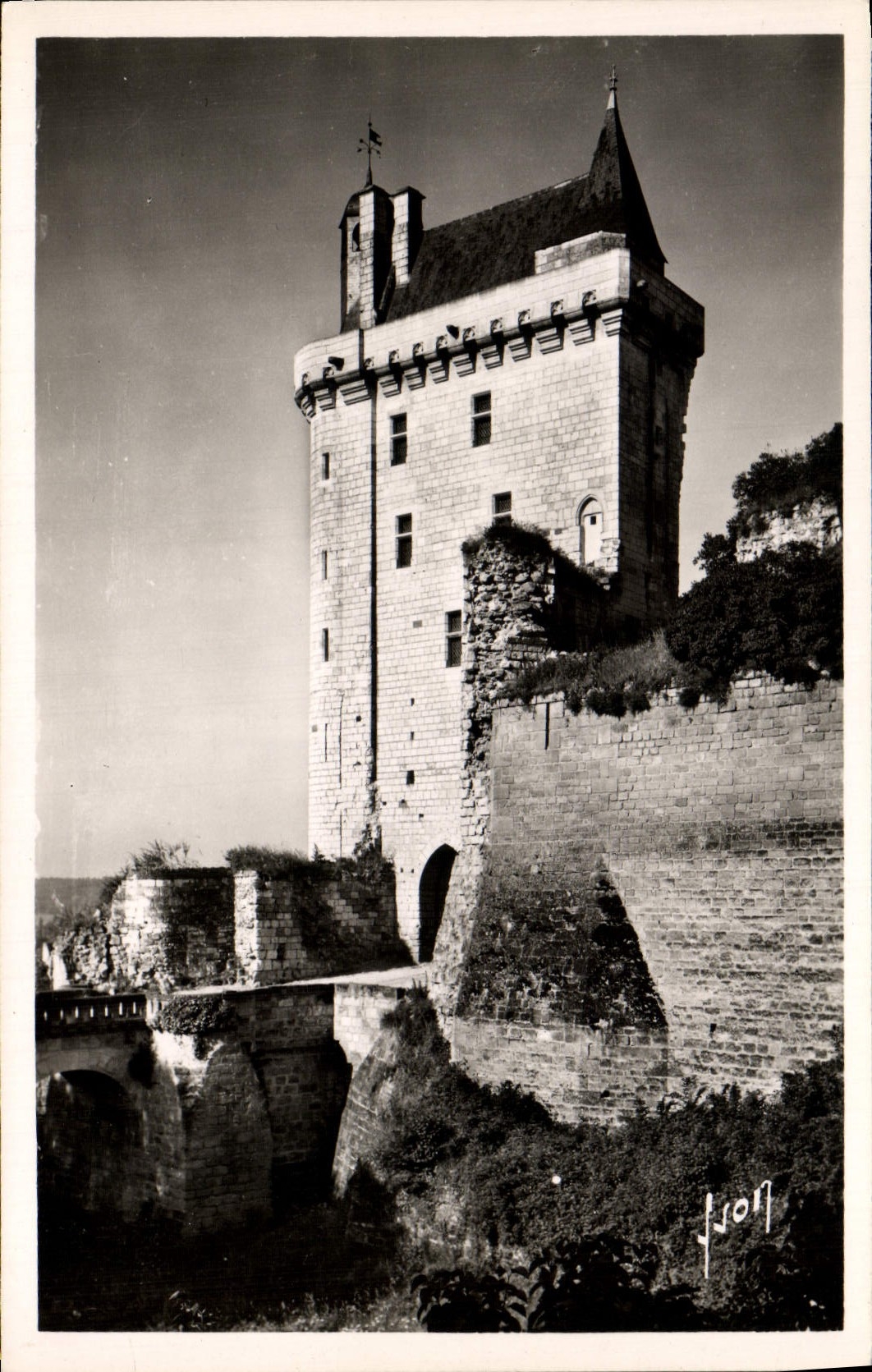 CPA Chinon Le Chateau Tour De L'Horloge