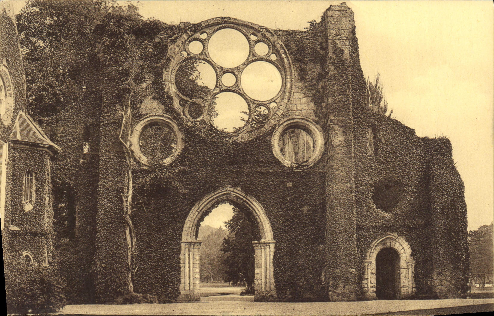 CPA Abbaye Des Vaux De Cernay La Facade De l'Eglise