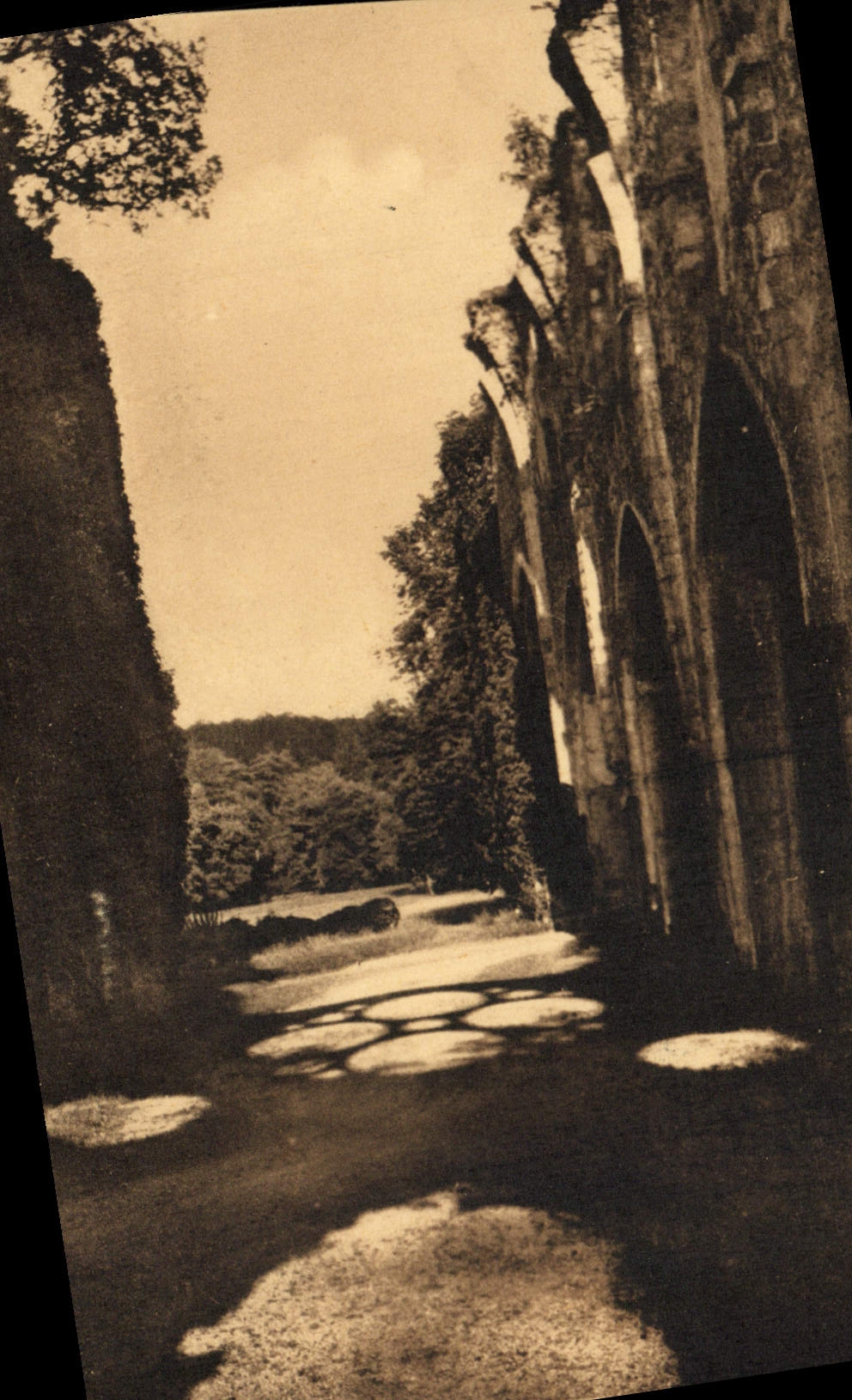 CPA Abbaye Des Vaux De Cernay Effet De Soleil Sur La Rosace