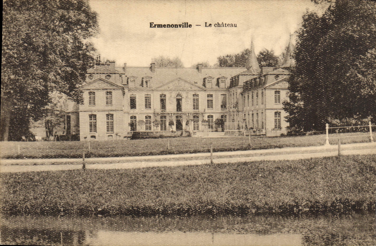 Ermenonville — The Castle — Photographer DESAIX, Brumeces