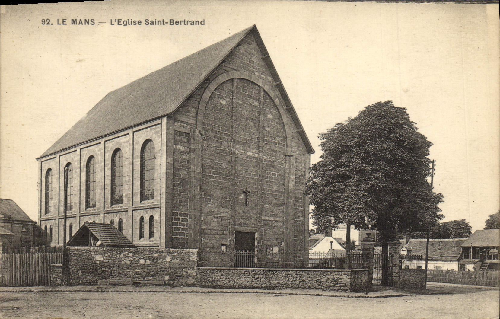 CPA Le Mans L'eglise Saint Bertrand