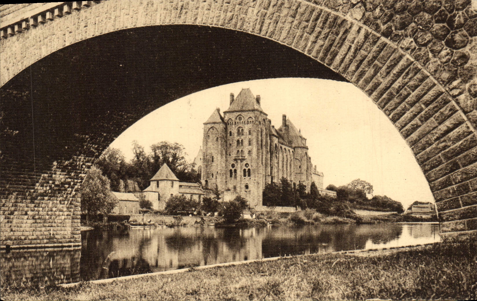 CPA L'abbaye St Pierre de Solesmes vue sous le pont