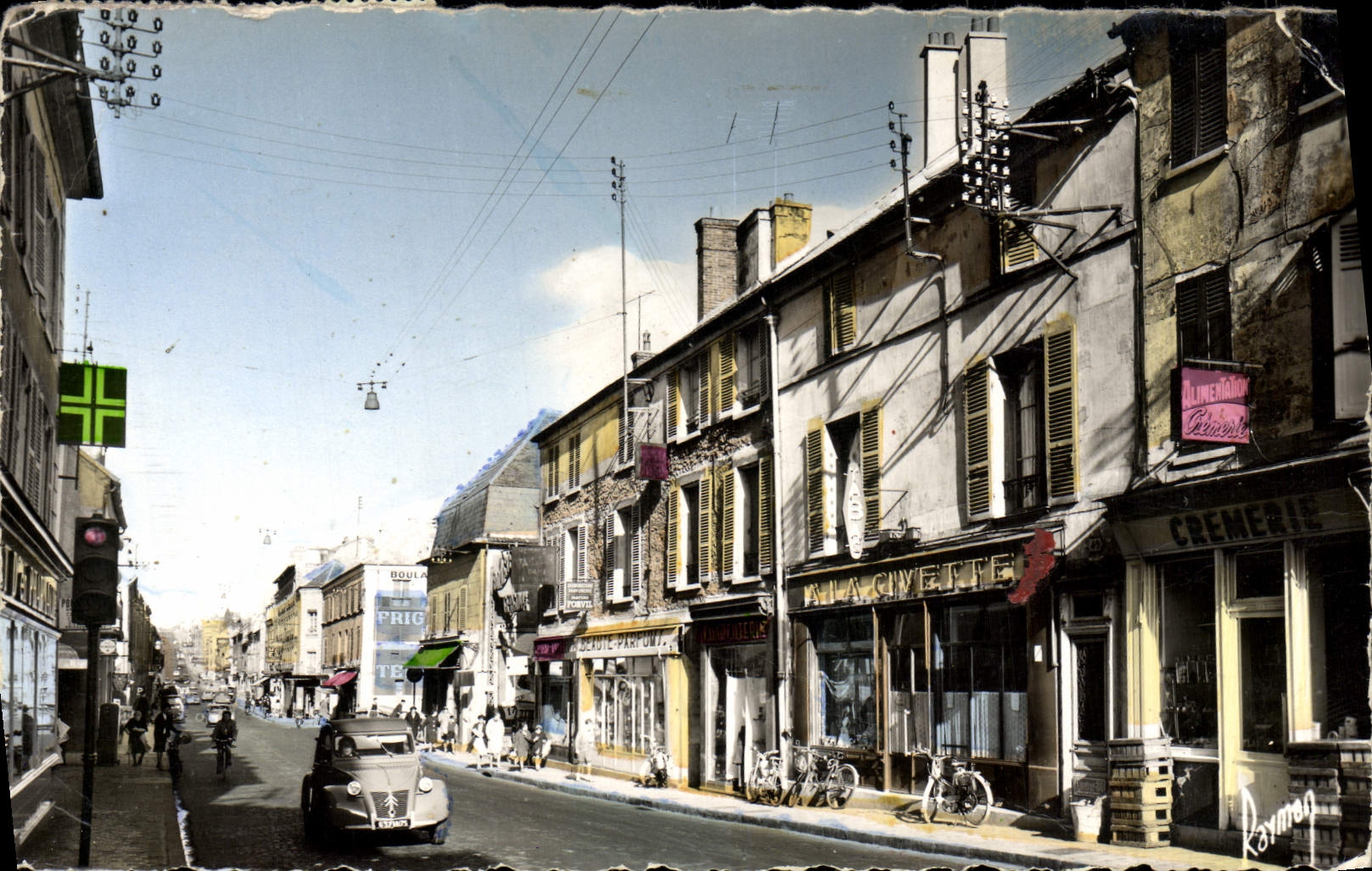 CPM Corbeil Essonnes La rue de Paris Cremerie 