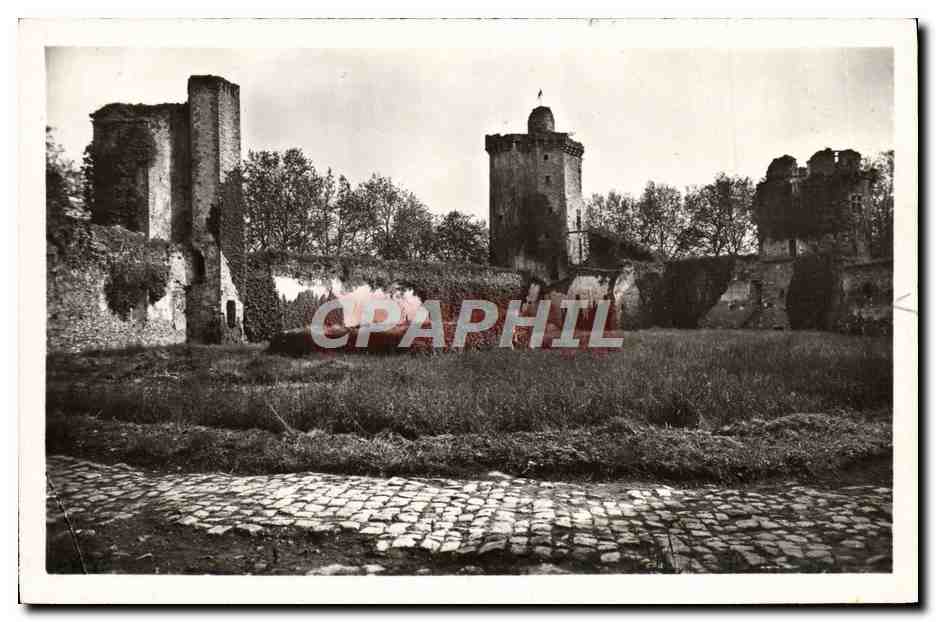 CPM Blandy les Tours Donjon Tour des gardes Tour des archives
