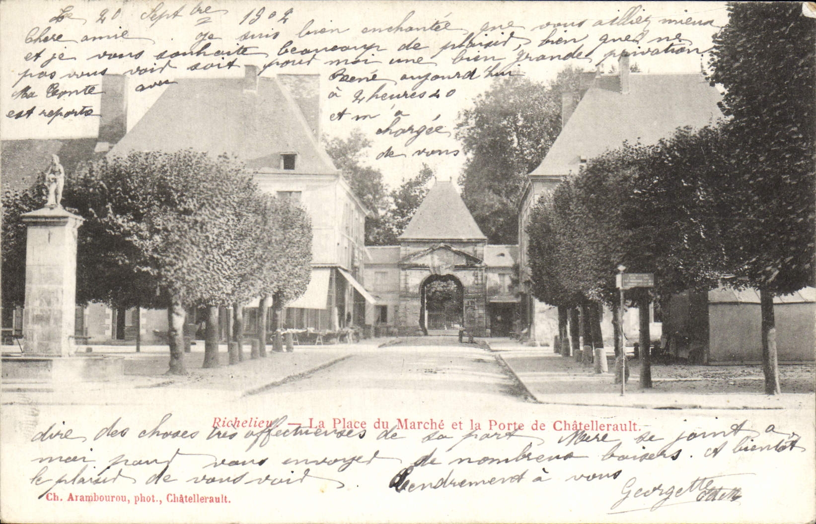CPA Richelieu La Place du Marche et la Porte de Chatellerault