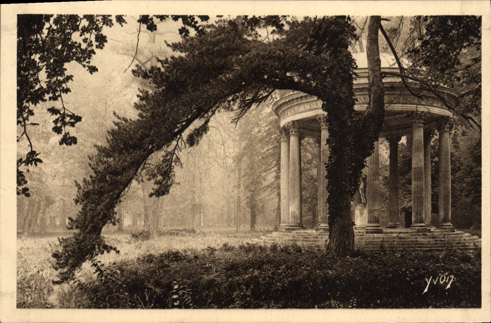 CPA Versailles Petit Trianon Le temple de l'amour