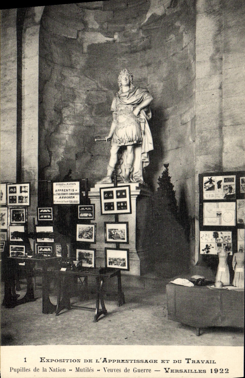 CPA Exposition de L'Apprkntissage Et Du Travail Pupilles de la Nation Mutiles Versailles Versailles 1922