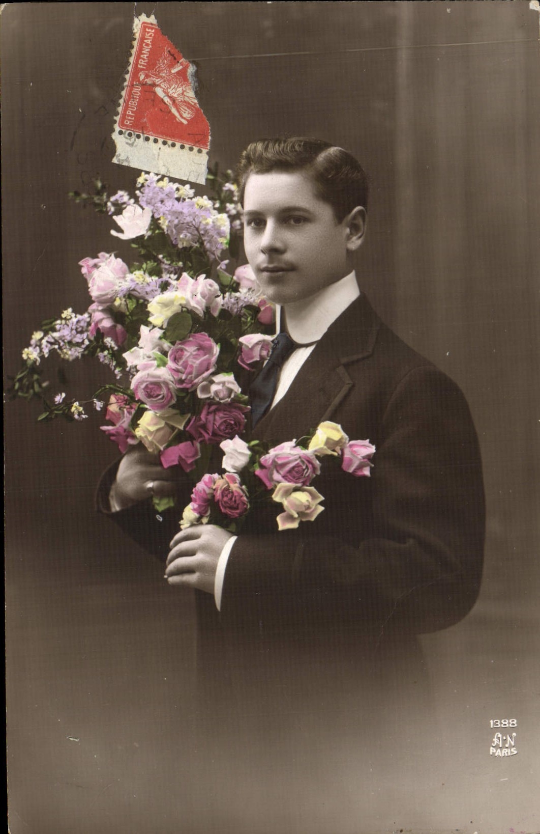 Junge Mann in Kleidung — hält einen großen Blumenstrauß — A.N. Paris, n°1388