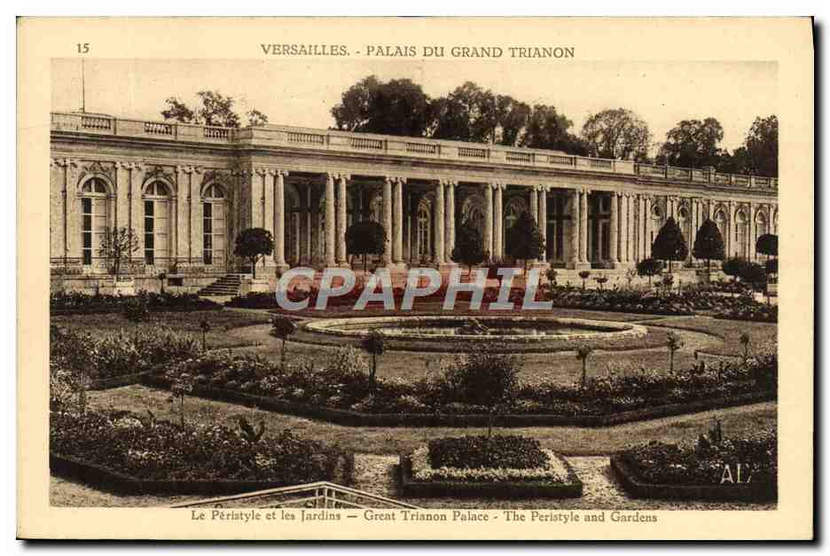 CPA Versailles Palais Du Grand Trianon Le peristyle et les jardins