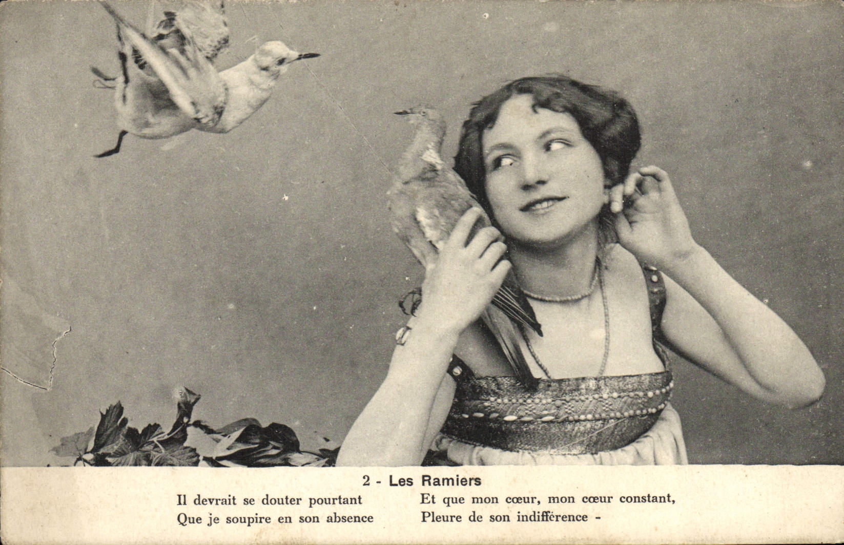 CPA Fantaisie Femme Oiseaux Les Ramiers
