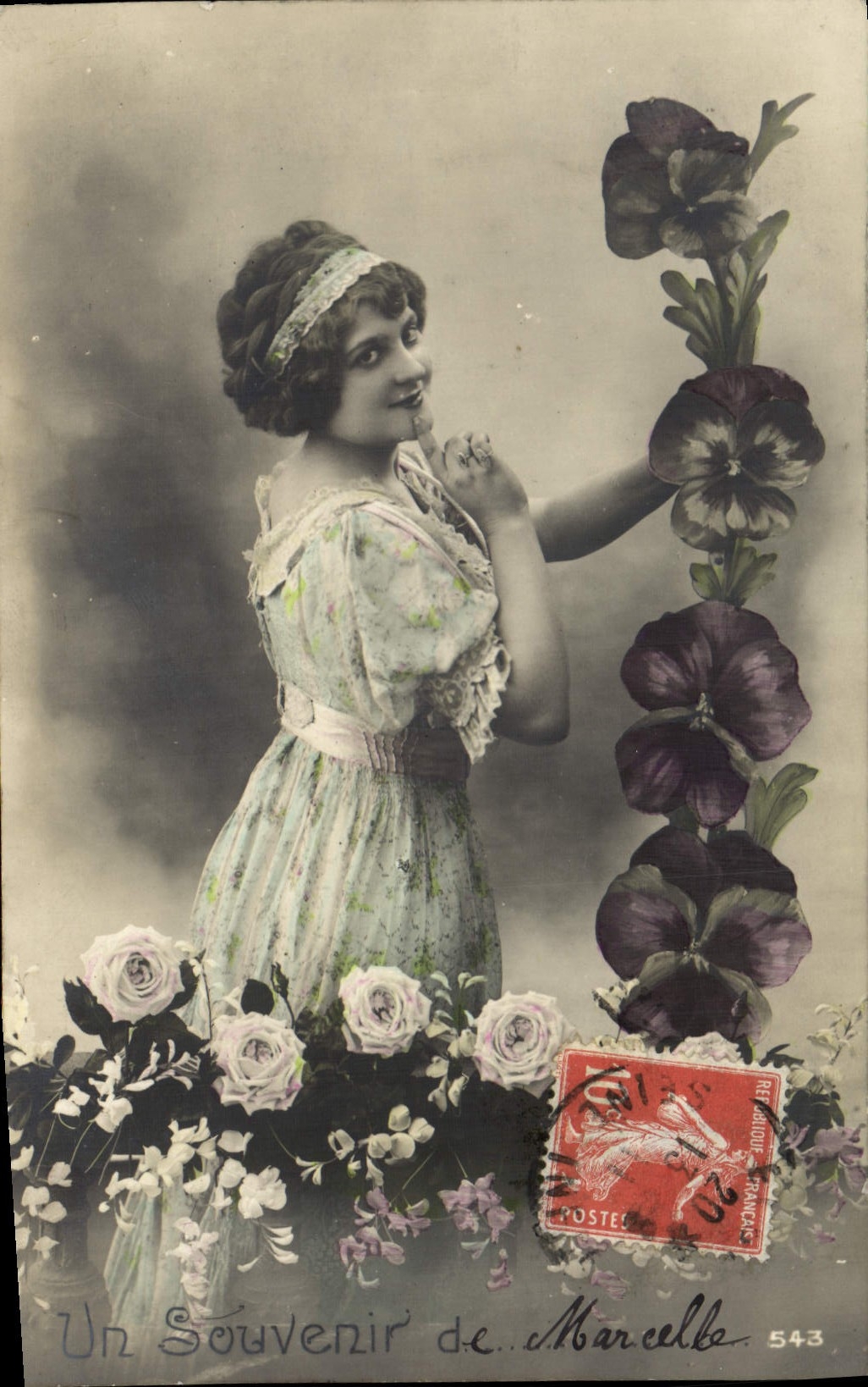 Junge Frau in blumigem Kleid — Ein Erinnerungsstück von Marcelle — unbekannter Verlag, Nr. 543