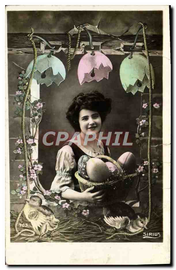 CPA Fantaisie Femme Oeufs Paques Poussins